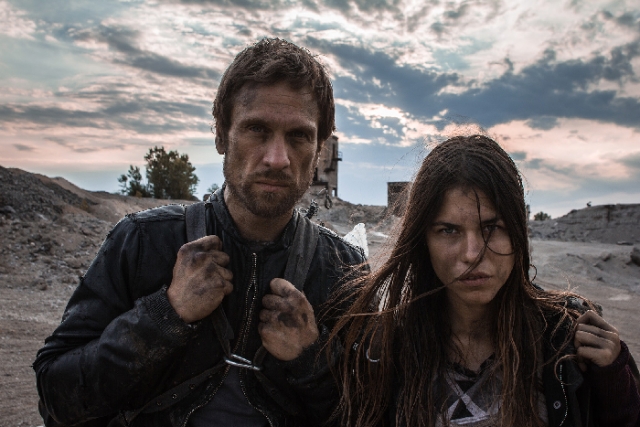 Kurt (Simon Merrells) e Eva (Ana Ularu)