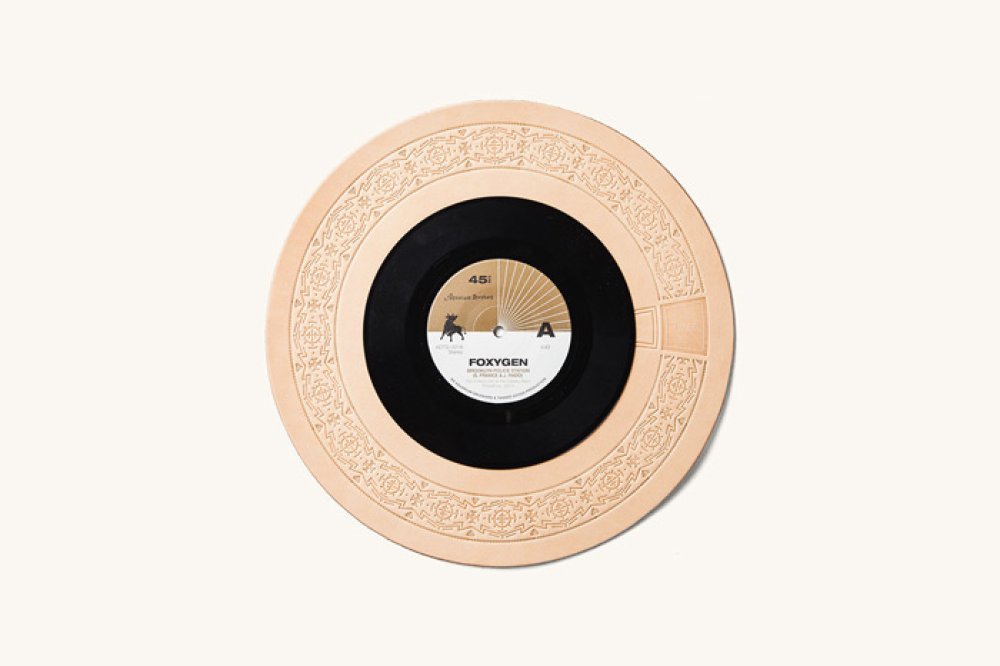 Il lussosissimo tappetino per giradischi in vera pelle, decorato a mano