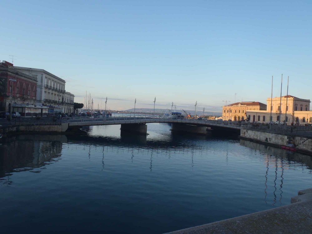 il ponte che collega Ortigia a Siracusa e viceversa !