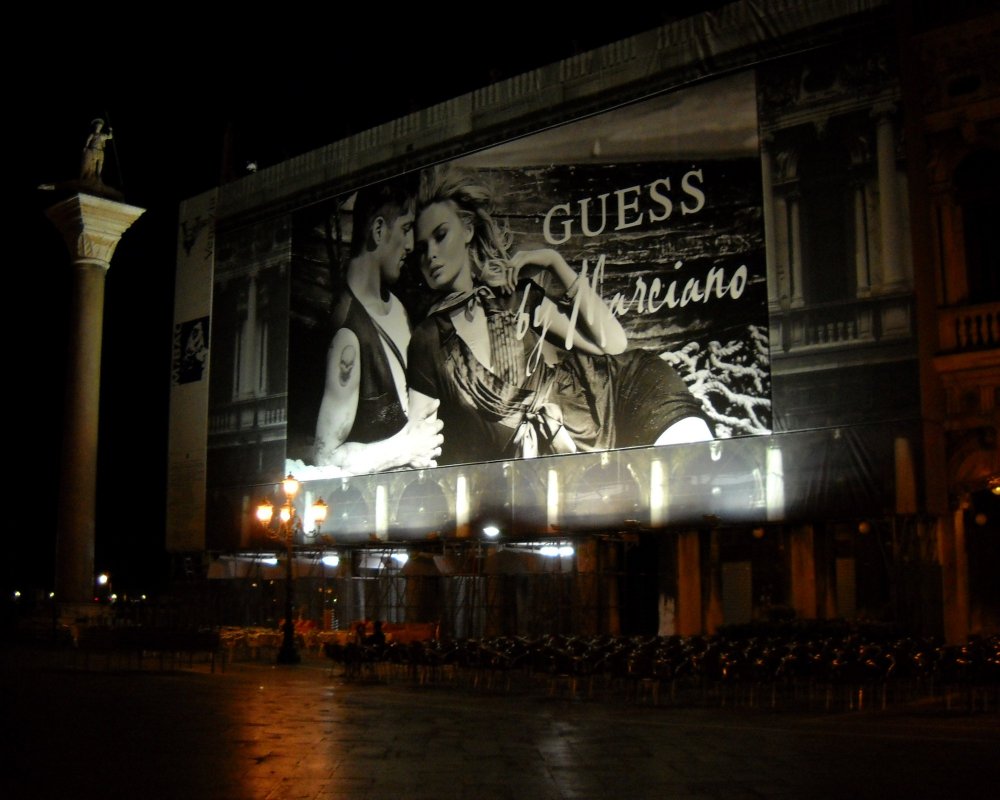 Piazza Guess by Marciano - Venezia