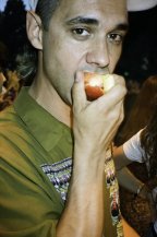 Cosmo mangia una mela - foto di Quadronno District