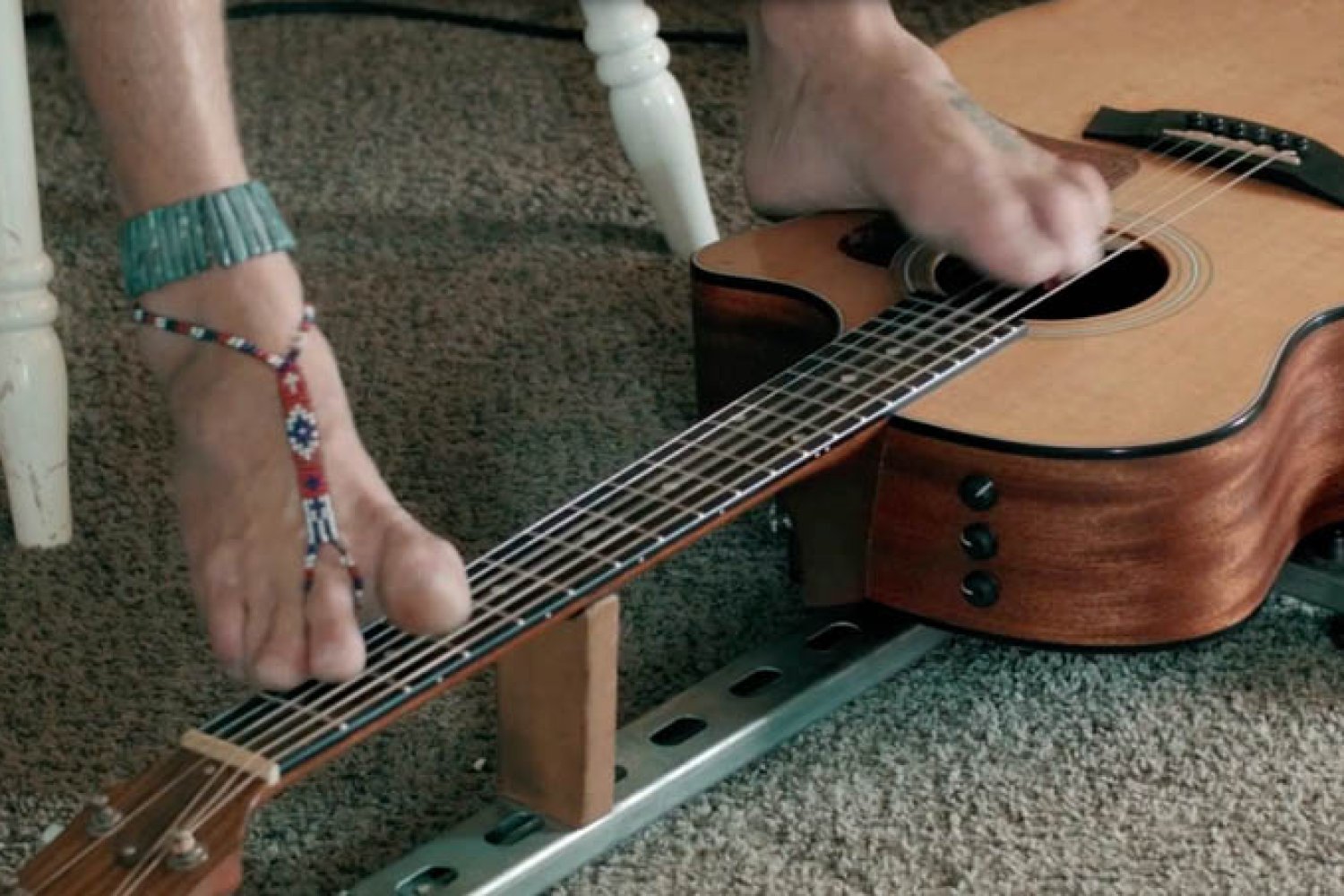 Come suonare la chitarra con i piedi