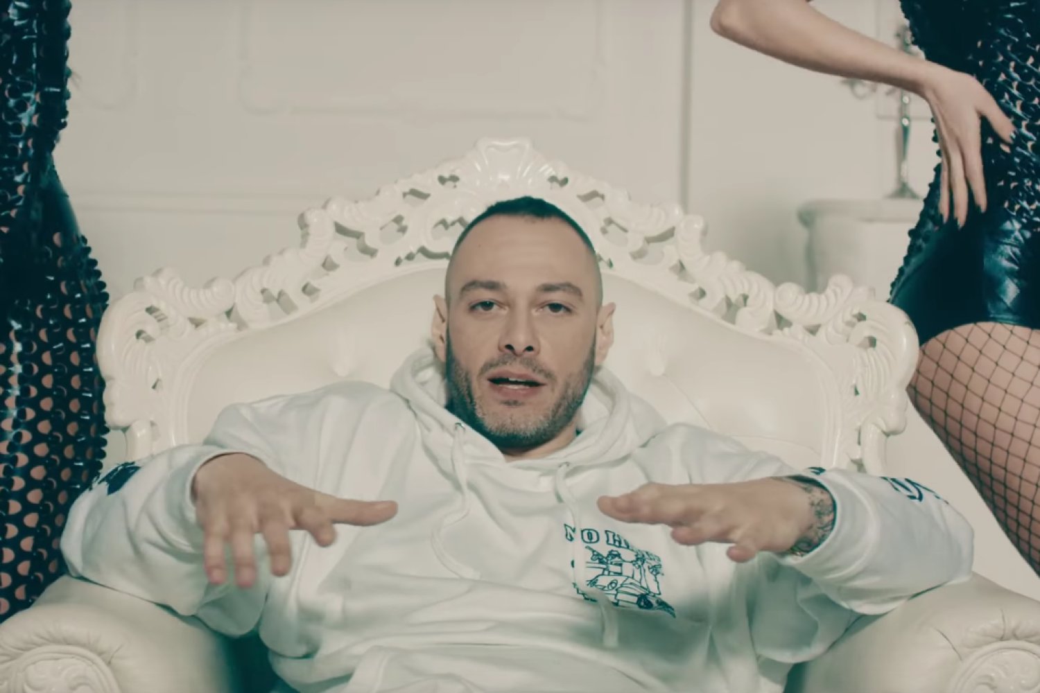 Guarda “Fenomeno”, il nuovo video di Fabri Fibra