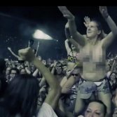 Vasco Rossi topless ragazza pubblico censura