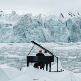 Il video spettacolare di Ludovico Einaudi che suona tra i ghiacci dell'artico