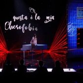 Martina Attili durante l'esibizione a X Factor con "Cherofobia"