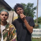 Sara e Lorenzo, che mangia un panino: sono i Queen of Saba