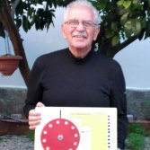 Marcello Piquè con la sua invenzione: l'Accordiogeno