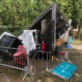 Il palco distrutto dall'albero caduto al Ginzburg Park Festival di Torino