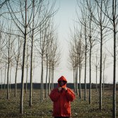 Marco Fracasia nel bosco d'inverno - foto di Ludovica De Santis