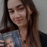 Chiara Argentino con in mano il libro di Luchè, "Il giorno dopo"