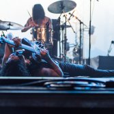 Andrea Appino (The Zen Circus) sdraiato sul palco