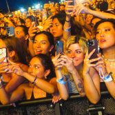 Fan adoranti durante il live degli Arctic Monkeys a Milano - tutte le foto di Silvia Violante Rouge per Rockit