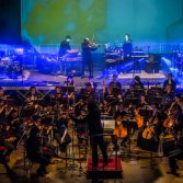 Joycut e l'orchestra sul palco del Teatro Manzoni – foto Massimo Lovisco