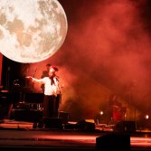 Capossela con la luna al Teatro degli Arcimboldi di Milano - tutte le foto sono di Starfooker