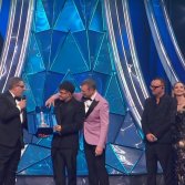 Geolier vince la serata delle cover a Sanremo 2024 dopo i fischi dell'Ariston