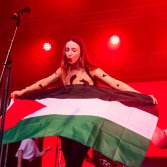 Laila Al Habash con la bandiera della Palestina - foto di Starfooker