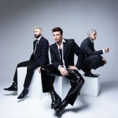 Testo e significato di "Tu con chi fai l'amore": di che cosa parla il brano dei The Kolors a Sanremo 2025