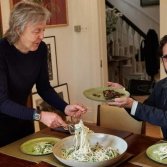 Due signori di Liverpool si servono gli spaghetti