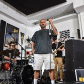 Sempre grezzo, ma così smooth: guarda l'intera live di Egreen assieme a un jazz band
