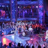 Sanremo 2026 visto da una gigantesca nave da crociera