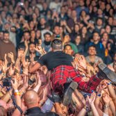 Divi dei Ministri fa crowd surfing a MI AMI 2024 - foto Starfooker