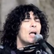 acustico, Appino suona una versione acustica della sua Festa della liberazione nelle cave di marmo di Carrara