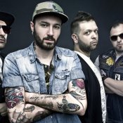 reggae, Dicono la musica ormai è diventata una questione di tifoseria, basta che uno la pensi in maniera contraria e tutti gli fischiano contro. Si sposta l'attenzione dal talento del singolo artista, l'importante è che diventi un idolo. Una lunga chiacchierata tra Biggie e Carlotta Fiandaca, e capita che a