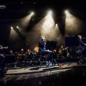 live, Pur rimanendo tutto il tempo seduti e lasciando poco spazio alle chiacchiere, i Baustelle sono riusciti con la sola presenza musicale a presentare uno spettacolo estremamente coinvolgente, tanto che forse è riduttivo definirlo come un semplice concerto: quando le canzoni si comportano da romanzo, è