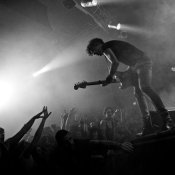 live, La data zero del nuovo tour degli Zen Circus Canzoni contro la natura, con gli intermezzi di Lercio a tutto punk e sudore
