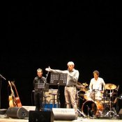 live, L'attacco delle SS al ghetto ebraico di Varsavia raccontato nello spettacolo teatrale degli Stormy Six con Moni Ovadia