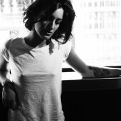 musica, Ci incontriamo a pranzo e chiacchieriamo a lungo, anche dopo il dolce, il caffè, e l'ammazza caffè. C'è una bella storia dietro questa ragazza che ama i treni, scrive canzoni tristi, e che ha avuto un'infanzia di merda, come dice Gramellini. Parte da Alfonso e finisce con le tante volte che si è i