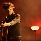 report, Dente durante il suo live al Teatro Nazionale di Milano