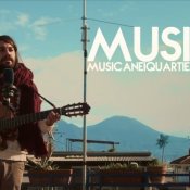 acustico, Alessio Bondì suona nei quartieri spagnoli di Napoli