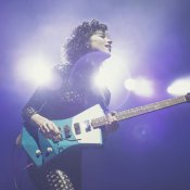 chitarra, St. Vincent e la sua Blue Front