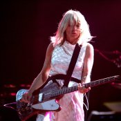 scienza, kim gordon sonic youth playling bass