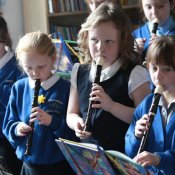 scuola, musica in classe flauto dolce
