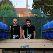 data tour, I Giulia's mother a lavoro sulla zattera