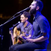 cover, Vasco Brondi durante il concerto a Milo (foto di Giovanni Canitano)