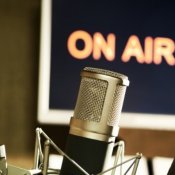 politica, Radio