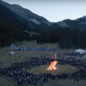 rockin1000, Un'immagine del video di Tender dei blur eseguita al Rockin'1000 Summer Camp