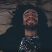 anteprima, Un'immagine del video di 2 Minuti Di Calma di Edwyn Roberts