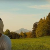 anteprima, Un'immagine del video di Say Goodbye di Be a Bear