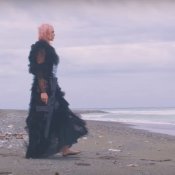 nuovo singolo, Un'immagine del video di Funeral Party di Rose Villain