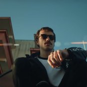 nuovo brano, Un'immagine del video di Frigobar di Franco126