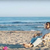 nuovo singolo, Un'immagine del video di Sulla Sdraio degli Agnello feat. Nicolò Carnesi