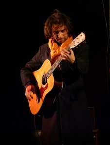 Pescara, 2 gennaio 2010. Andrea Castelfranato apre il concerto di Raf, a Piazza Salotto...Il freddo non ferma la musica