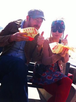 Federico e Giulia testano gli hot dog di Venice Beach