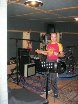 Paolo ( Basso) durante la registrazione del demo Fate il nostro gioco