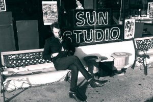 Luca davati al Sun Studio